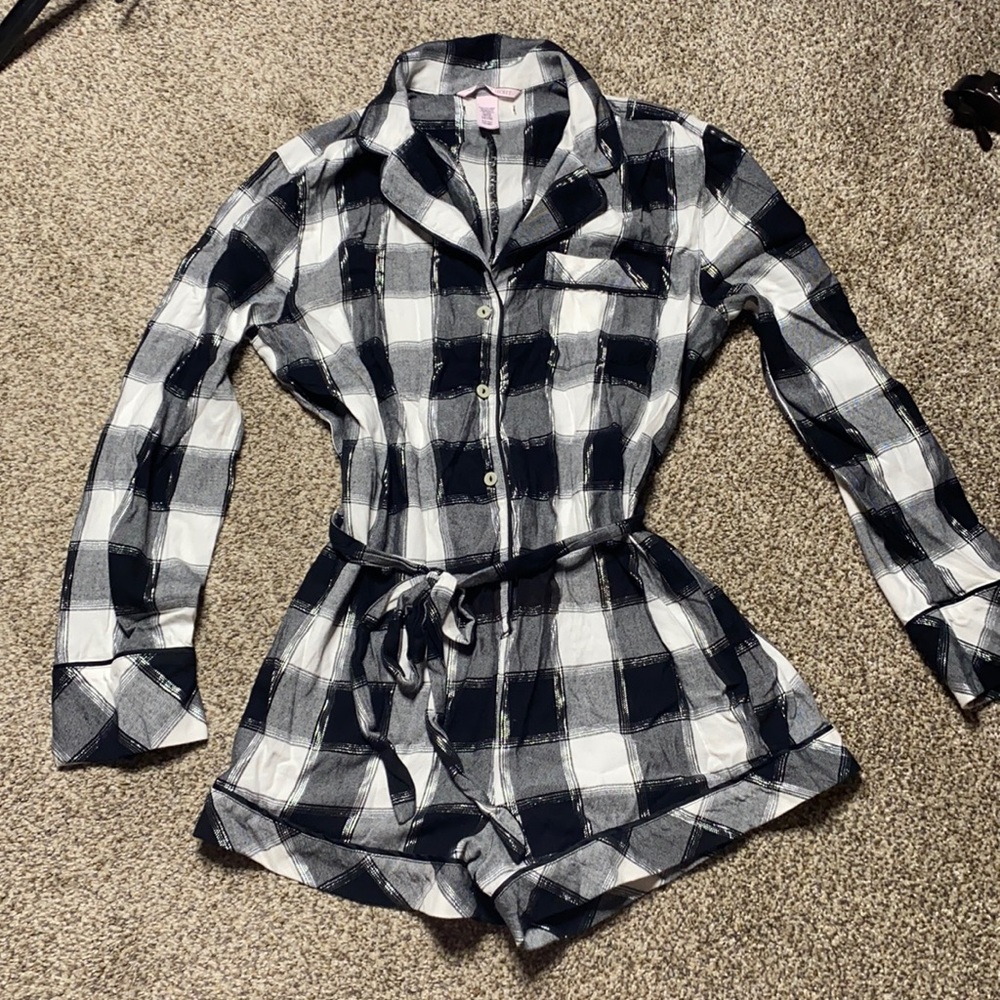 Women’s Victoria’s Secret romper pajamas 🖤🤍